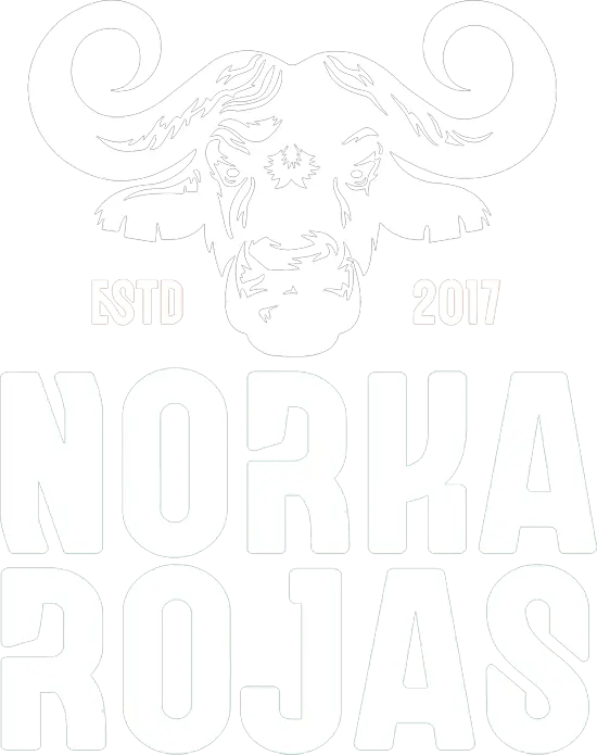 Logotipo de Norka Rojas Maestra Charcutera en blanco, con ícono de búfalo, para fondos oscuros
