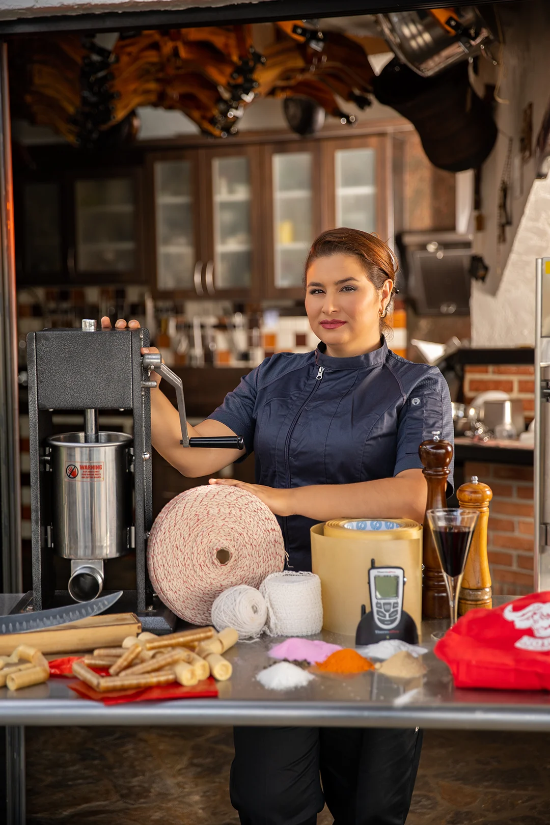 Norka Rojas junto a una balanza y utensilios de medición en la cocina, preparando ingredientes